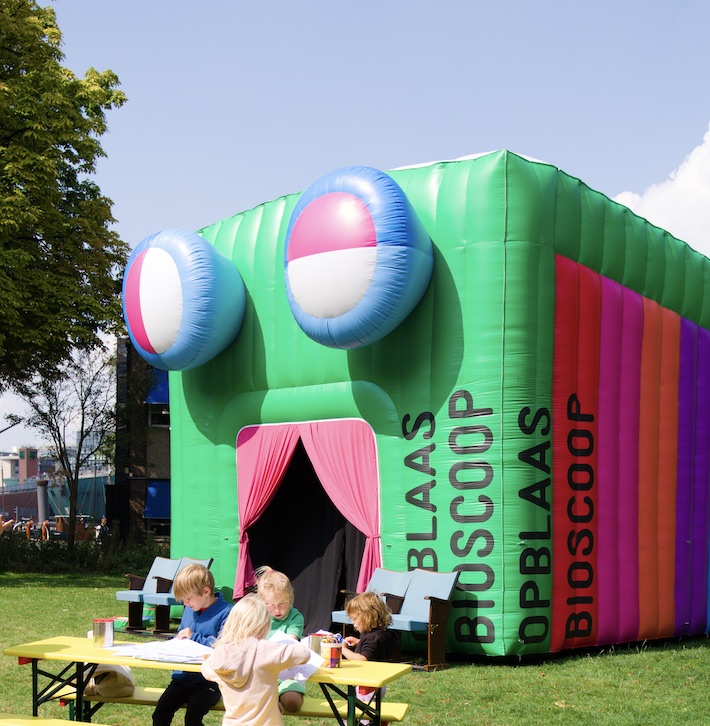 De kleurrijke Cinekid Opblaasbioscoop met kinderen aan een tekentafel
